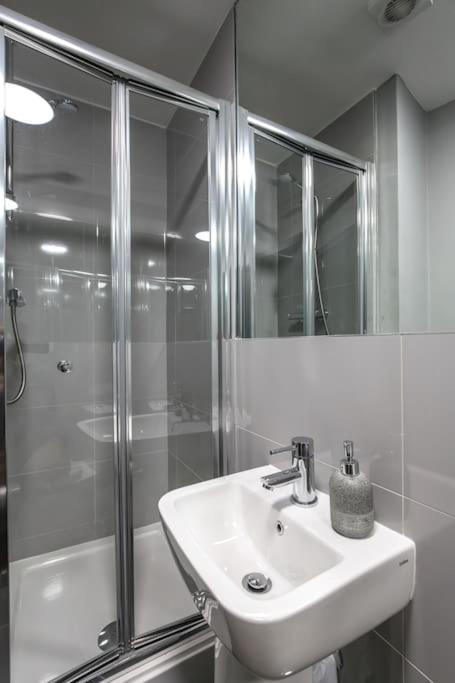 The V.I.P Suite - Sleeps 24! Best For Large Groups Liverpool Exterior foto
